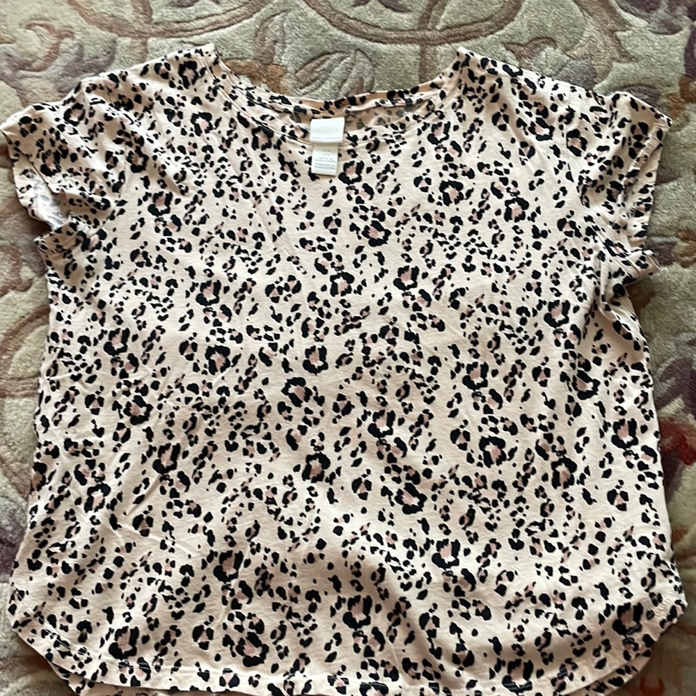H&M Leopard Print Tee loose fitting slightly longer in back -sz M